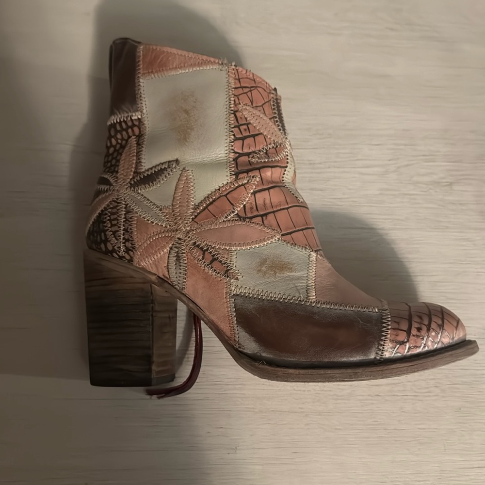 Freebird Flower in pink size 11